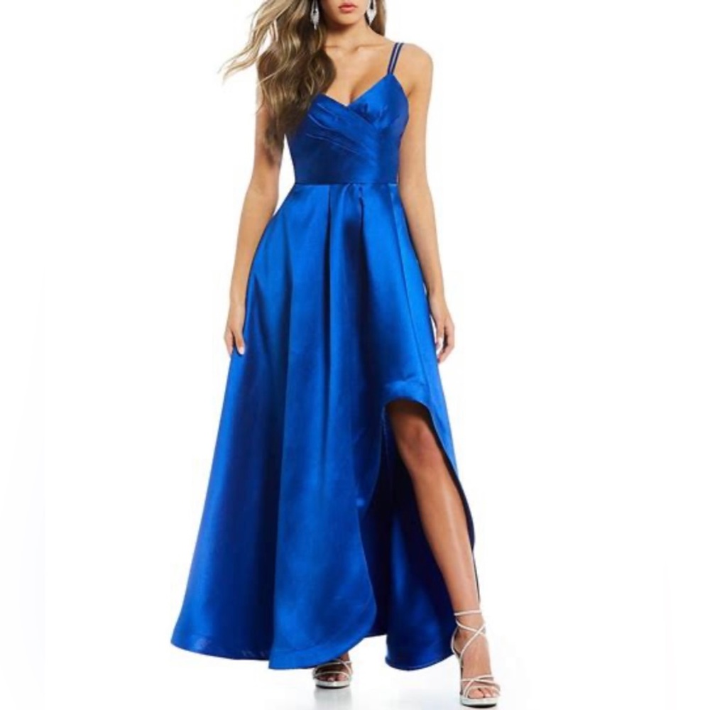 Sequin Hearts sweat heart, high low gown with pockets. Size: 3